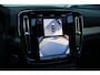 Volvo XC40 B4 AUT7 197PK Plus Black Edition, Panoramisch Schuif-/Kanteldak, Adaptieve Cruise Control met Pilot Assist, Premium Audio by Harman Kardon, Elektrisch bedienbare bestuurdersstoel met geheugen, 360 Parkeercamera, Park Assist voor + achter, Verwarmbare voorstoelen + stuurwiel, Adaptieve koplampen, 20'' Lichtmetalen wielen