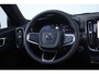 Volvo XC40 B4 AUT7 197PK Plus Black Edition, Panoramisch Schuif-/Kanteldak, Adaptieve Cruise Control met Pilot Assist, Premium Audio by Harman Kardon, Elektrisch bedienbare bestuurdersstoel met geheugen, 360 Parkeercamera, Park Assist voor + achter, Verwarmbare voorstoelen + stuurwiel, Adaptieve koplampen, 20'' Lichtmetalen wielen