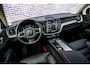 Volvo XC60 2.0 T6 Plug-in hybrid AWD Ultra Dark | Trekhaak | Adaptive cruise control | Head-up display | Harman/Kardon audio | Dode hoek detectie BLIS | Stoelverwarming voor + achter | Stuurverwarming | Elektrische stoelverstelling |