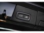 Volvo XC60 2.0 T6 Plug-in hybrid AWD Ultra Dark | Trekhaak | Adaptive cruise control | Head-up display | Harman/Kardon audio | Dode hoek detectie BLIS | Stoelverwarming voor + achter | Stuurverwarming | Elektrische stoelverstelling |