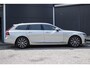 Volvo V90 T6 Automaat AWD Inscription Exclusive | Panoramisch schuif-/kantel dak | Verwarmbare | Premium Audio by Harman Kardon | Verwarmbare voorstoelen en stuurwiel | Massagefunctie in de voerstoelen | Rondom zichtcamera | Geïntegreerde stoelverhogers | Verwarmbare voorruit | Alarmklasse 3