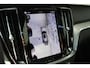 Volvo V60 T6 Plug-in hybrid AWD Plus Dark | Panoramisch Schuif-/kanteldak | 360 graden camera | Bowers & Wilkins audiosysteem | Verwarmbare voorstoelen | 19 Inch | Nappa leder Open grid | Pilot Assist | Extra getint glas achter