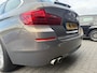 BMW 5-Serie Touring 528i Luxury Edition | AUTOMAAT | 2E EIGENAAR | 12MND GARANTIE | LEDER | CRUISE | NAVI | PDC |