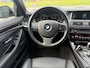 BMW 5-Serie Touring 528i Luxury Edition | AUTOMAAT | 2E EIGENAAR | 12MND GARANTIE | LEDER | CRUISE | NAVI | PDC |
