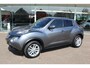 Nissan Juke 1.2-116pk DIG-T S/S N-Connecta. Erg nette en goed onderhouden hoogzitter. Afkomstig van de eerste eigenaar ! Autm. airco, metallic lak, LM wielen, camera, navigatie, telefoonvoorb., trekhaak + afn. kogel, cruise control, privacy glass etc.