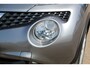 Nissan Juke 1.2-116pk DIG-T S/S N-Connecta. Erg nette en goed onderhouden hoogzitter. Afkomstig van de eerste eigenaar ! Autm. airco, metallic lak, LM wielen, camera, navigatie, telefoonvoorb., trekhaak + afn. kogel, cruise control, privacy glass etc.