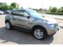 Nissan Juke 1.2-116pk DIG-T S/S N-Connecta. Erg nette en goed onderhouden hoogzitter. Afkomstig van de eerste eigenaar ! Autm. airco, metallic lak, LM wielen, camera, navigatie, telefoonvoorb., trekhaak + afn. kogel, cruise control, privacy glass etc.