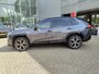 Toyota RAV4 2.5 PLUG-IN HYBRID AWD BI-TONE PLUS TREKHAAK 1500KG TREKGEW STOELKOELING/VERW 360° CAMERA JBL-AUDIO PARK-SENSOREN CLIMA AD-CRUISE APPLE/ANDROID NAVI