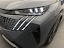 Peugeot E-3008 EV GT Avantage 73 kWh 210 pk | 20" Velgen | Navigatie | Volledig Leder | Verwarmde & Gekoelde Voorstoelen met Massagefunctie | Matrix LED Koplampen | Elektrische Achterklep met Sensor | Keyless Entry/Start | Dodehoek Detectie | Adaptieve Cruise Control | 19" lichtmetalen Velgen | Apple Carplay/Android Auto |