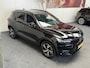 Volvo XC40 1.5 T3 R-DESIGN AUTOMAAT 360 CAMERA LEDER ALCANTARA NAVIGATIE CRUISE CONTROL STOEL EN STUUR VERWARMING KEYLESS GO APPLE CARPLAY/ANDROID RIJSTROOKSENSOREN ZEER MOOI !! 3010