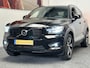 Volvo XC40 1.5 T3 R-DESIGN AUTOMAAT 360 CAMERA LEDER ALCANTARA NAVIGATIE CRUISE CONTROL STOEL EN STUUR VERWARMING KEYLESS GO APPLE CARPLAY/ANDROID RIJSTROOKSENSOREN ZEER MOOI !! 3010