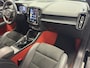 Volvo XC40 1.5 T3 R-DESIGN AUTOMAAT 360 CAMERA LEDER ALCANTARA NAVIGATIE CRUISE CONTROL STOEL EN STUUR VERWARMING KEYLESS GO APPLE CARPLAY/ANDROID RIJSTROOKSENSOREN ZEER MOOI !! 3010
