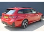 BMW 3-Serie Touring 330e M-Sport Melbourne-Red Metallic Adaptive-Led Head-Up Harman-Kardon 360-Carmera Leer Elektr.-Trekhaak