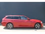 BMW 3-Serie Touring 330e M-Sport Melbourne-Red Metallic Adaptive-Led Head-Up Harman-Kardon 360-Carmera Leer Elektr.-Trekhaak