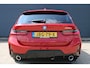 BMW 3-Serie Touring 330e M-Sport Melbourne-Red Metallic Adaptive-Led Head-Up Harman-Kardon 360-Carmera Leer Elektr.-Trekhaak