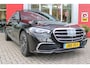 Mercedes-Benz S-klasse 580e 4MATIC AMG LINE 510PK | PANORAMISCH SCHUIF / KANTELDAK | 360° CAMERA | BURMESTER PREMIUM AUDIO | NAPPA LEDEREN BEKLEDING | VOORSTOELEN ELEKTRISCH VERSTELBAAR MET GEHEUGEN | VOORSTOELEN EN ACHTERBANK GEVENTILEERD / VERWARMD | MBUX AUGMENT REALITY NAVIGATIE / HEAD UPP DISPLAY | MULTIMEDIA MBUX ( ACHTERBANK TABLET | ZWARTE HEMEL BEKLEDING | AIRBALANCE PAKKET (LUCHTREINIGING SYSTEEM) | MEESTURENDE ACHTERAS |  4 ZONE CLIMATE CONTROL |  ADAPTIVE RUITERWISSER ISTALLATIE  ( MAGIC  VISION CONTROL) |