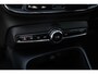 Volvo XC40 B4 Automaat Plus Dark | Panoramadak | Adaptieve Cruise Control | BlindSpot | Park Assist voor en achter| Rondomzicht Camera | 19"lichtmetalen Velgen | Verwarmbare Voorstoelen | Harman Kardon Premium Audio.