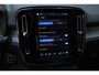 Volvo XC40 B4 Automaat Plus Dark | Panoramadak | Adaptieve Cruise Control | BlindSpot | Park Assist voor en achter| Rondomzicht Camera | 19"lichtmetalen Velgen | Verwarmbare Voorstoelen | Harman Kardon Premium Audio.