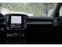 Volvo XC40 B4 Automaat Plus Dark | Panoramadak | Adaptieve Cruise Control | BlindSpot | Park Assist voor en achter| Rondomzicht Camera | 19"lichtmetalen Velgen | Verwarmbare Voorstoelen | Harman Kardon Premium Audio.