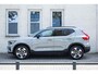 Volvo XC40 B4 Automaat Plus Dark | Panoramadak | Adaptieve Cruise Control | BlindSpot | Park Assist voor en achter| Rondomzicht Camera | 19"lichtmetalen Velgen | Verwarmbare Voorstoelen | Harman Kardon Premium Audio.