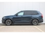 Volvo XC90 T8 455PK Plug-in hybrid AWD Ultra Dark | Verwarmbare voorstoelen | Massagefunctie voorstoelen | Ventileerbare voorstoelen | Verwarmbaar suurwiel | Verwarmbare achterbank | Premium Audio by Bowers & Wilkins | Luchtvering | Panoramadak | Rondom zichtcamera | 21 inch Lichtmetalen velgen | Semi elektrische trekhaak