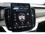 Volvo XC90 T8 455PK Plug-in hybrid AWD Ultra Dark | Verwarmbare voorstoelen | Massagefunctie voorstoelen | Ventileerbare voorstoelen | Verwarmbaar suurwiel | Verwarmbare achterbank | Premium Audio by Bowers & Wilkins | Luchtvering | Panoramadak | Rondom zichtcamera | 21 inch Lichtmetalen velgen | Semi elektrische trekhaak