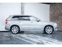 Volvo XC90 T8 Recharge AWD Ultimate Bright | Verwarmbare voorstoelen | Verwarmbaar stuurwiel | Massagefunctie voorstoelen | Verwarmbare achterbank | Premium audio by Bowers & Wilkins | Panoramadak | Luchtvering | Rondom zichtcamera | 20 inch Lichtmetalen velgen | Semi elektrische trekhaak