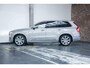 Volvo XC90 T8 Recharge AWD Ultimate Bright | Verwarmbare voorstoelen | Verwarmbaar stuurwiel | Massagefunctie voorstoelen | Verwarmbare achterbank | Premium audio by Bowers & Wilkins | Panoramadak | Luchtvering | Rondom zichtcamera | 20 inch Lichtmetalen velgen | Semi elektrische trekhaak