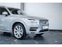 Volvo XC90 T8 Recharge AWD Ultimate Bright | Verwarmbare voorstoelen | Verwarmbaar stuurwiel | Massagefunctie voorstoelen | Verwarmbare achterbank | Premium audio by Bowers & Wilkins | Panoramadak | Luchtvering | Rondom zichtcamera | 20 inch Lichtmetalen velgen | Semi elektrische trekhaak