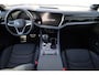 Volkswagen Touareg 3.0 TSi eHybrid 4MOTION R Edition 462PK / 340kW LED Matrix HD IQ.Light, nachtzicht (Night Vision), rondomzichtcamera (360° AreaView), elektr. verst. panoramadak, servosluiting, 3-zone Climatronic, voorstoelen verwarmbaar met massagefunctie, achterbank verwarmbaar, Apple Carplay & Android Auto, elektr. uitklapbare trekhaak incl. Trailer Assist, head-up display, dynamische grootlichtassistent, verwarmbare voorstoelen, luchtvering, adaptive cruise control met Stop&Go, dodehoekdetectie, 22'' LMV 'Estoril'