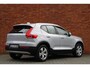 Volvo XC40 T3 Automaat Momentum Pro | Verwarmde voorstoelen + stuurwiel | Verwarmde achterbank | Standkachel | All-season banden | Keyless entry | Achteruitrijcamera | Reservewiel |