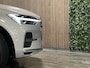 Volvo XC60 T6 AWD Recharge Ultimate Bright | 360° Camera | Head-Up Display | Harman Kardon | Adaptieve Cruise Control | Standkachel met Volvo On Call App | Stoelverwarming | Full LED Meesturende koplampen | Pilot Assist | BLIS Dode Hoek Detectie | Elektrische voorst .