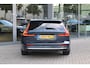 Volvo V60 2.0 T6 Plug-in hybrid AWD Essential Edition | Betreft Demo| Black Edition| 19'' Glossy Black Wielen| Adaptieve Cruise Control met Pilot Assist| Stoelverwarming voor + achter| Stuurwielverwarming| Dodehoekdetectie|