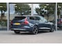 Volvo V60 2.0 T6 Plug-in hybrid AWD Essential Edition | Betreft Demo| Black Edition| 19'' Glossy Black Wielen| Adaptieve Cruise Control met Pilot Assist| Stoelverwarming voor + achter| Stuurwielverwarming| Dodehoekdetectie|