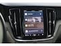 Volvo V60 2.0 T6 Plug-in hybrid AWD Essential Edition | Betreft Demo| Black Edition| 19'' Glossy Black Wielen| Adaptieve Cruise Control met Pilot Assist| Stoelverwarming voor + achter| Stuurwielverwarming| Dodehoekdetectie|