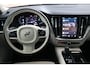 Volvo V60 2.0 T6 Plug-in hybrid AWD Essential Edition | Betreft Demo| Black Edition| 19'' Glossy Black Wielen| Adaptieve Cruise Control met Pilot Assist| Stoelverwarming voor + achter| Stuurwielverwarming| Dodehoekdetectie|