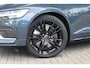 Volvo V60 2.0 T6 Plug-in hybrid AWD Essential Edition | Betreft Demo| Black Edition| 19'' Glossy Black Wielen| Adaptieve Cruise Control met Pilot Assist| Stoelverwarming voor + achter| Stuurwielverwarming| Dodehoekdetectie|
