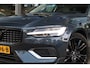 Volvo V60 2.0 T6 Plug-in hybrid AWD Essential Edition | Betreft Demo| Black Edition| 19'' Glossy Black Wielen| Adaptieve Cruise Control met Pilot Assist| Stoelverwarming voor + achter| Stuurwielverwarming| Dodehoekdetectie|