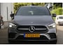 Mercedes-Benz B-klasse 250 e AMG*Perfect Onderh.*Night pakket/Half Leder/Stoelverw./Camera/LED/Apple Carplay-Android/Sfeer/Act. Remass./Rijstrook/Standkachel/Parkeersens.V+A/18 inch LM*
