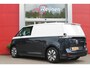 Volkswagen ID. Buzz Cargo 79 kWh | TREKHAAK ELEKTRISCH WEGKLAPBAAR | LAADRUIMTE PAKKET | STOEL/VOORRUIT VERWARMING | ELEKTRISCH BEDIENBARE SCHUIFDEUR | NAVIGATIE DISCOVER PRO | DRAADLOZE APPLE CARPLAY/ANDROID AUTO | CLIMATE CONTROL | ACHTERUITRIJ CAMERA | DODEHOEK DETECTIE | ADAPTIVE CRUISE CONTROL | NIEUWE BUS! | KEYLESS ENTRY/START | SFEER VERLICHTING | 3-ZITS |