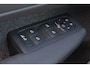 Volvo XC40 Extended Range Plus 82 kWh - IntelliSafe Assist & Surround - Parkeercamera achter - Verwarmde voorstoelen & stuur - Parkeersensoren voor & achter - Draadloze tel. lader - Warmtepomp - Elektr. inklapbare trekhaak - 19' LMV