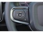 Volvo XC40 Extended Range Plus 82 kWh - IntelliSafe Assist & Surround - Parkeercamera achter - Verwarmde voorstoelen & stuur - Parkeersensoren voor & achter - Draadloze tel. lader - Warmtepomp - Elektr. inklapbare trekhaak - 19' LMV