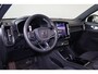 Volvo XC40 Extended Range Plus 82 kWh - IntelliSafe Assist & Surround - Parkeercamera achter - Verwarmde voorstoelen & stuur - Parkeersensoren voor & achter - Draadloze tel. lader - Warmtepomp - Elektr. inklapbare trekhaak - 19' LMV