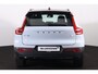 Volvo XC40 Extended Range Plus 82 kWh - IntelliSafe Assist & Surround - Parkeercamera achter - Verwarmde voorstoelen & stuur - Parkeersensoren voor & achter - Draadloze tel. lader - Warmtepomp - Elektr. inklapbare trekhaak - 19' LMV