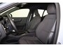Volvo XC40 Extended Range Plus 82 kWh - IntelliSafe Assist & Surround - Parkeercamera achter - Verwarmde voorstoelen & stuur - Parkeersensoren voor & achter - Draadloze tel. lader - Warmtepomp - Elektr. inklapbare trekhaak - 19' LMV