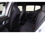 Volvo XC40 Extended Range Plus 82 kWh - IntelliSafe Assist & Surround - Parkeercamera achter - Verwarmde voorstoelen & stuur - Parkeersensoren voor & achter - Draadloze tel. lader - Warmtepomp - Elektr. inklapbare trekhaak - 19' LMV