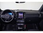Volvo XC40 Extended Range Plus 82 kWh - IntelliSafe Assist & Surround - Parkeercamera achter - Verwarmde voorstoelen & stuur - Parkeersensoren voor & achter - Draadloze tel. lader - Warmtepomp - Elektr. inklapbare trekhaak - 19' LMV