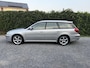 Subaru Legacy Touring Wagon 2.0R Comfort Automaat | Autom. Airco | Cruise Control | Elekt. Ramen | LMV | Trekhaak | PDC | 1e eigenaar! | Zeer goed onderhouden | APK tot 21-11-2026!