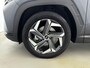 Hyundai Tucson 1.6 T-GDI PHEV PREMIUM 4WD | LEDER | CLIMA | 360 CAMERA | CRUISE | NAVI | 19'' LM VELGEN | PRIVACY GLASS | ELEKTRISCHE ACHTERKLEP | FABRIEKSGARANTIE GELDIG T/M 3-2028! |
