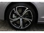 Volvo V60 T6 Plug-in hybrid AWD Ultra Dark | Geventileerde stoelen | Bowers & Wilkins | Extra getint glas | 19 inch lichtmetalen velgen | 360 graden camera | Stoel- / stuurwielverwarming | Achterbank verwarmd